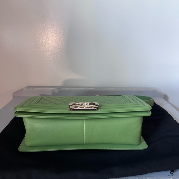 Chanel 19P green lambskin quilted medium boy bag with light gold hardware - Picture 6 of 10